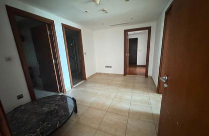 Apartment - 3 Bedrooms - 4 Bathrooms for rent in Marina Residences 6 - Marina Residences - Palm Jumeirah - Dubai