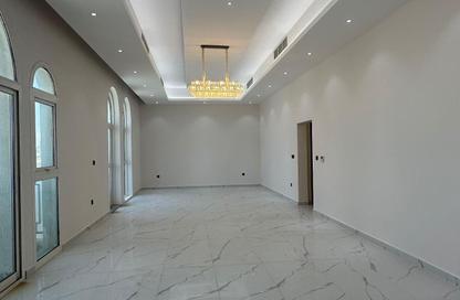 Villa - 5 Bedrooms - 7+ Bathrooms for rent in Al Aweer 1 - Al Aweer - Dubai