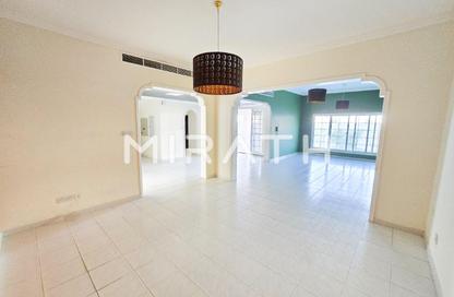 Villa - 4 - 5 for rent in Umm Suqeim 1 Villas - Umm Suqeim 1 - Umm Suqeim - Dubai