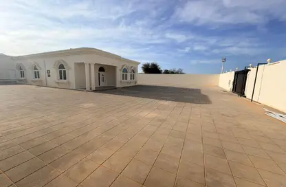 فيلا - 8 غرف نوم - 8 حمامات للايجار في الرفاع - رأس الخيمة