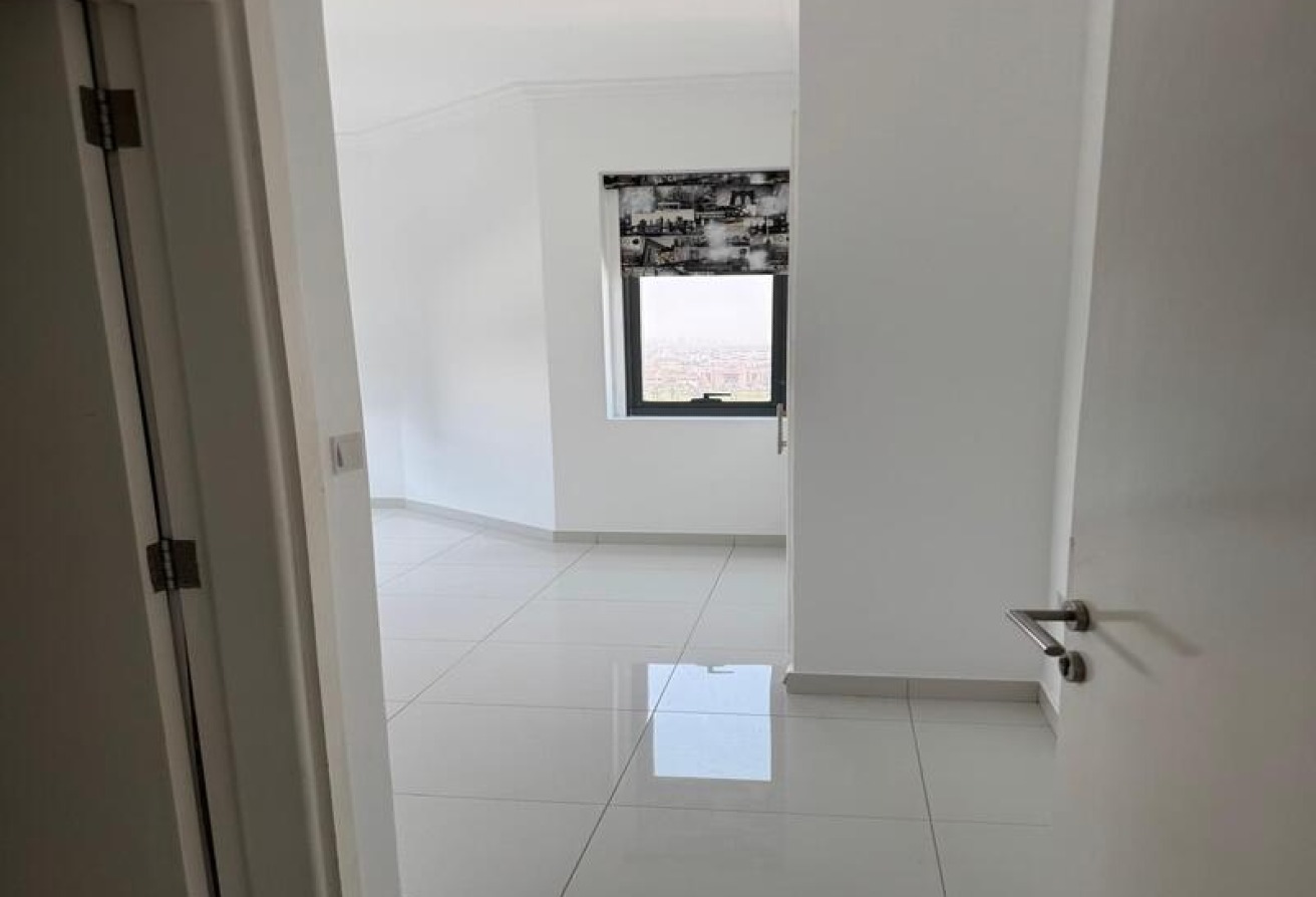 HIGH FLOOR | UNFURNISHED | VACANT gallery image