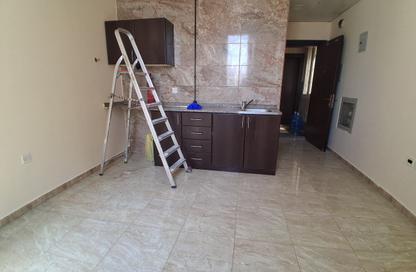 Apartment - Studio - 1 for rent in Fire Station Road - Muwaileh - Sharjah