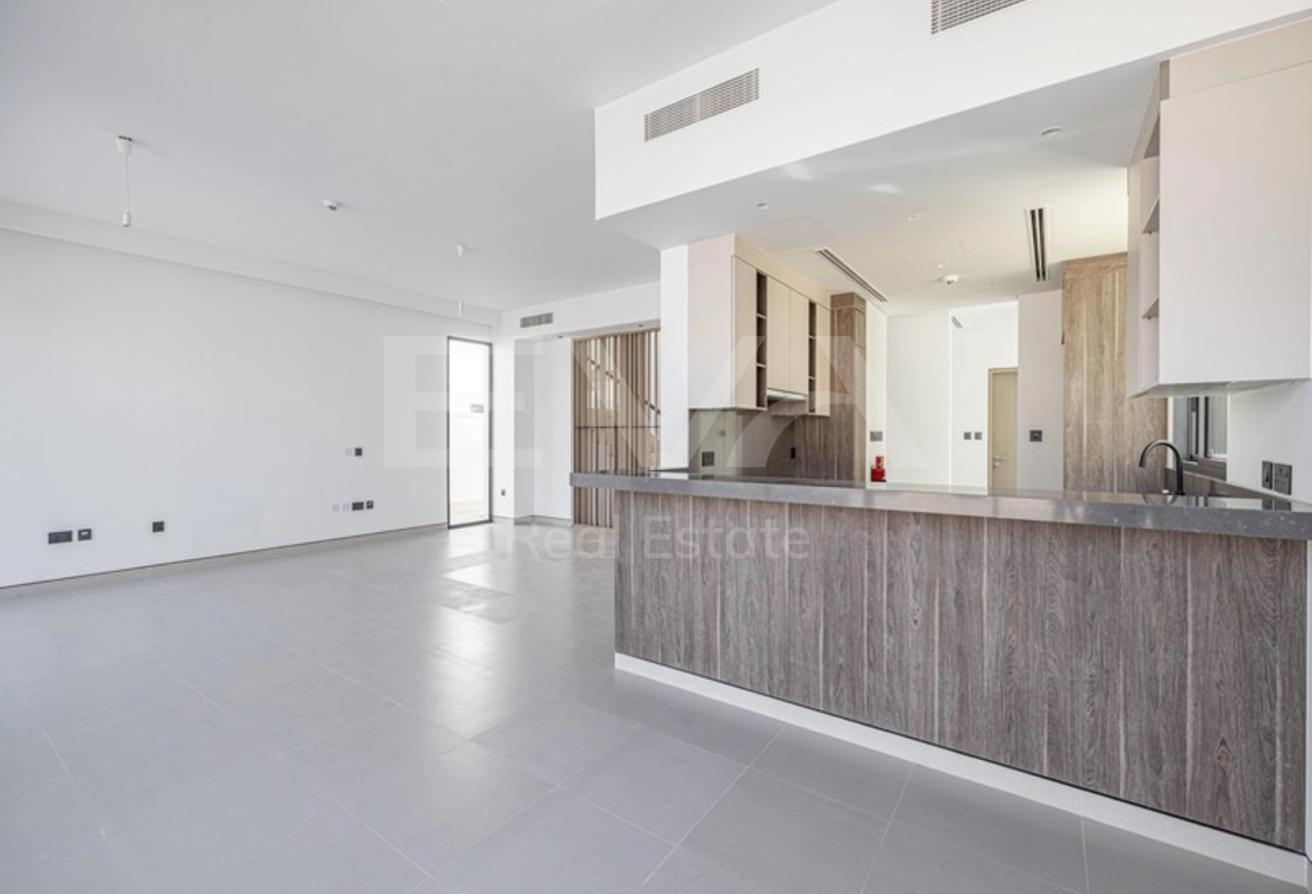 CORNER UNIT | COMMUNITY VIEW | VACANT photo 5