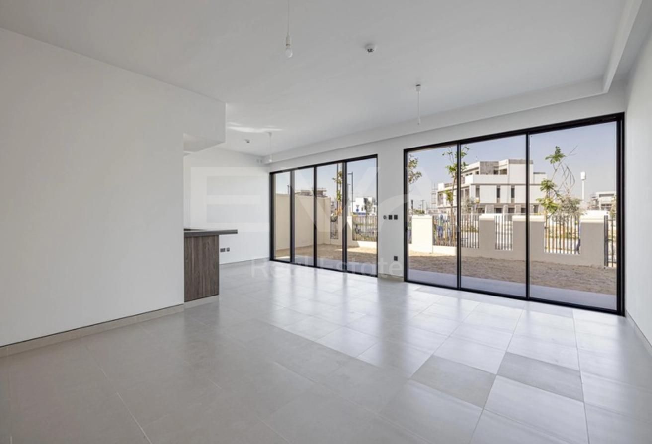 CORNER UNIT | COMMUNITY VIEW | VACANT photo 3