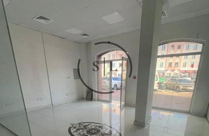 Shop - Studio - 1 Bathroom for rent in Building Y19 - England Cluster - International City - Dubai