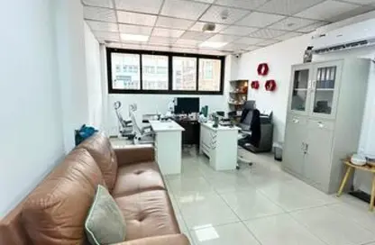مركز أعمال - استوديو - 1 حمام للايجار في بناية الكاظم - منطقة حديقة الكرامة - الكرامة - دبي