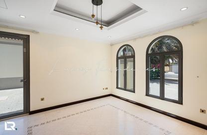 Villa - 5 Bedrooms - 6 Bathrooms for rent in Garden Homes Frond E - Garden Homes - Palm Jumeirah - Dubai