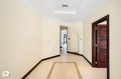 Villa - 5 Bedrooms - 6 Bathrooms for rent in Garden Homes Frond E - Garden Homes - Palm Jumeirah - Dubai