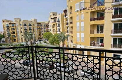 شقة - غرفة نوم - 2 حمامات للايجار في اي سي 1 اماراتي 09 - طراز إماراتي - المدينة العالمية - دبي
